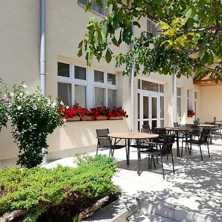 Hotel Platan Секешфехервар Экстерьер фото