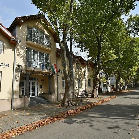 Hotel Platan Секешфехервар Экстерьер фото