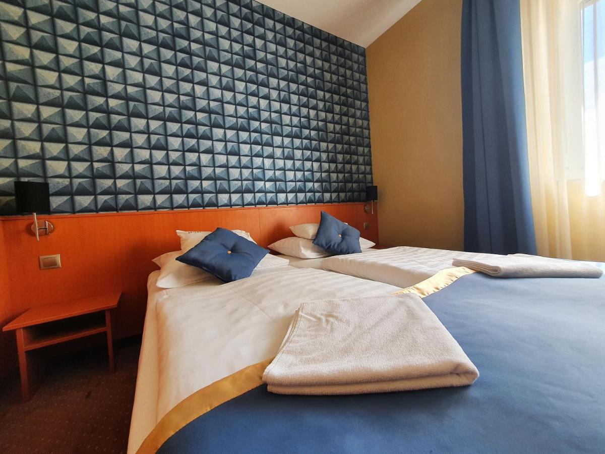 Hotel Platan Секешфехервар Экстерьер фото