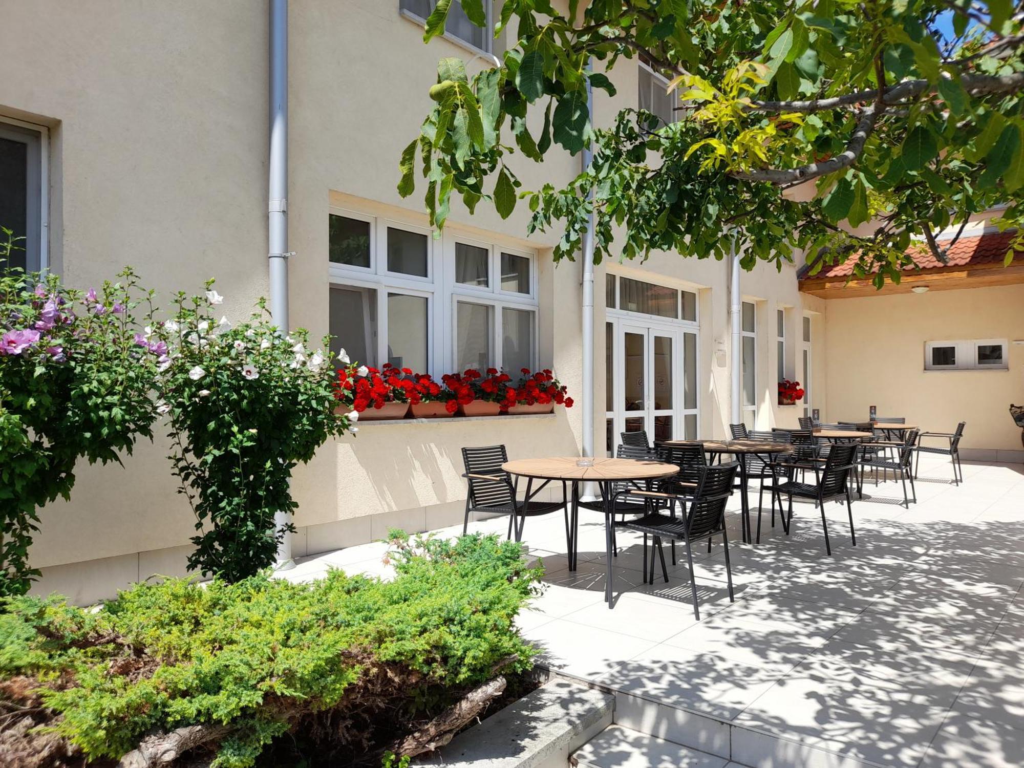 Hotel Platan Секешфехервар Экстерьер фото