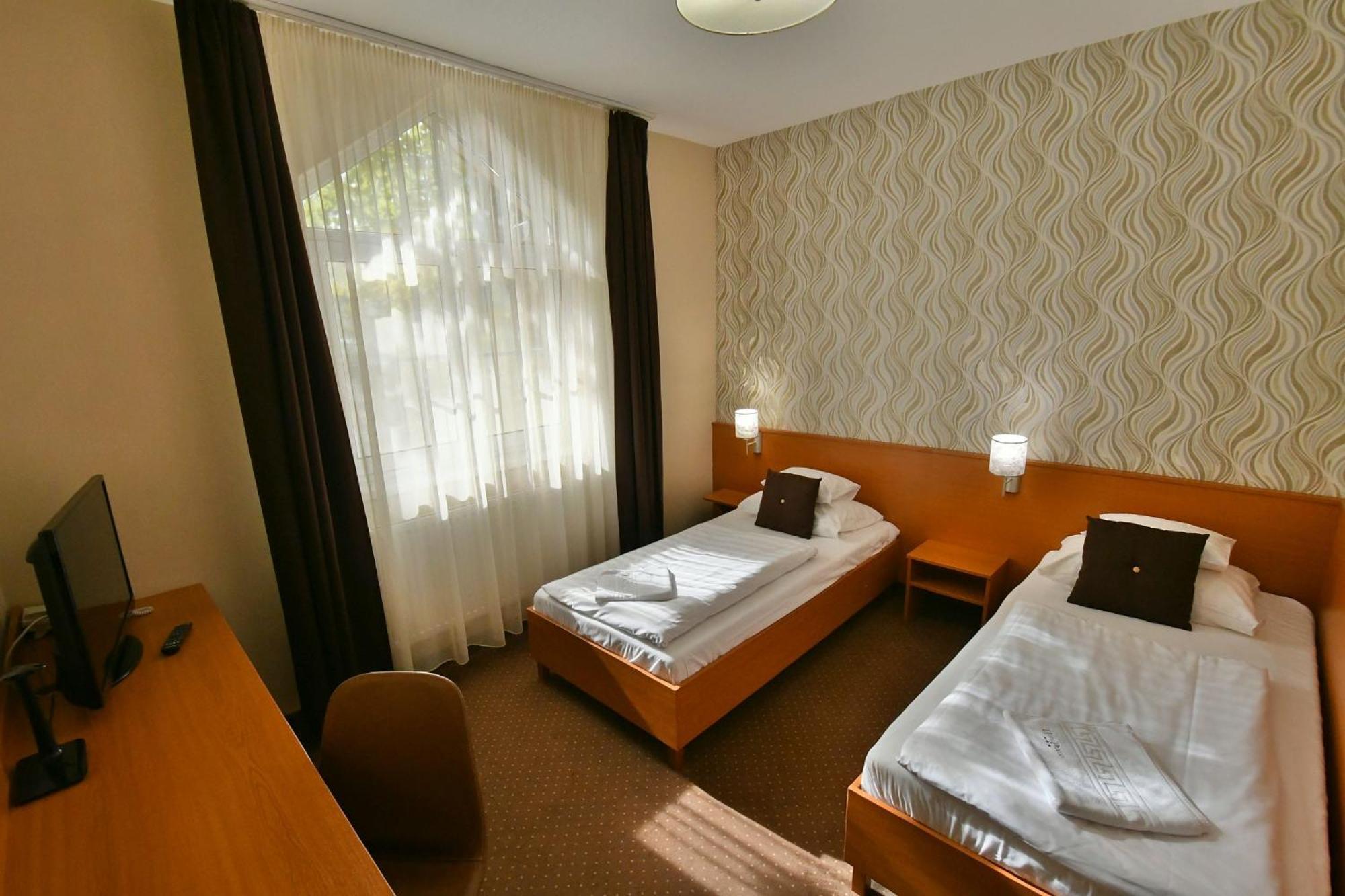 Hotel Platan Секешфехервар Экстерьер фото