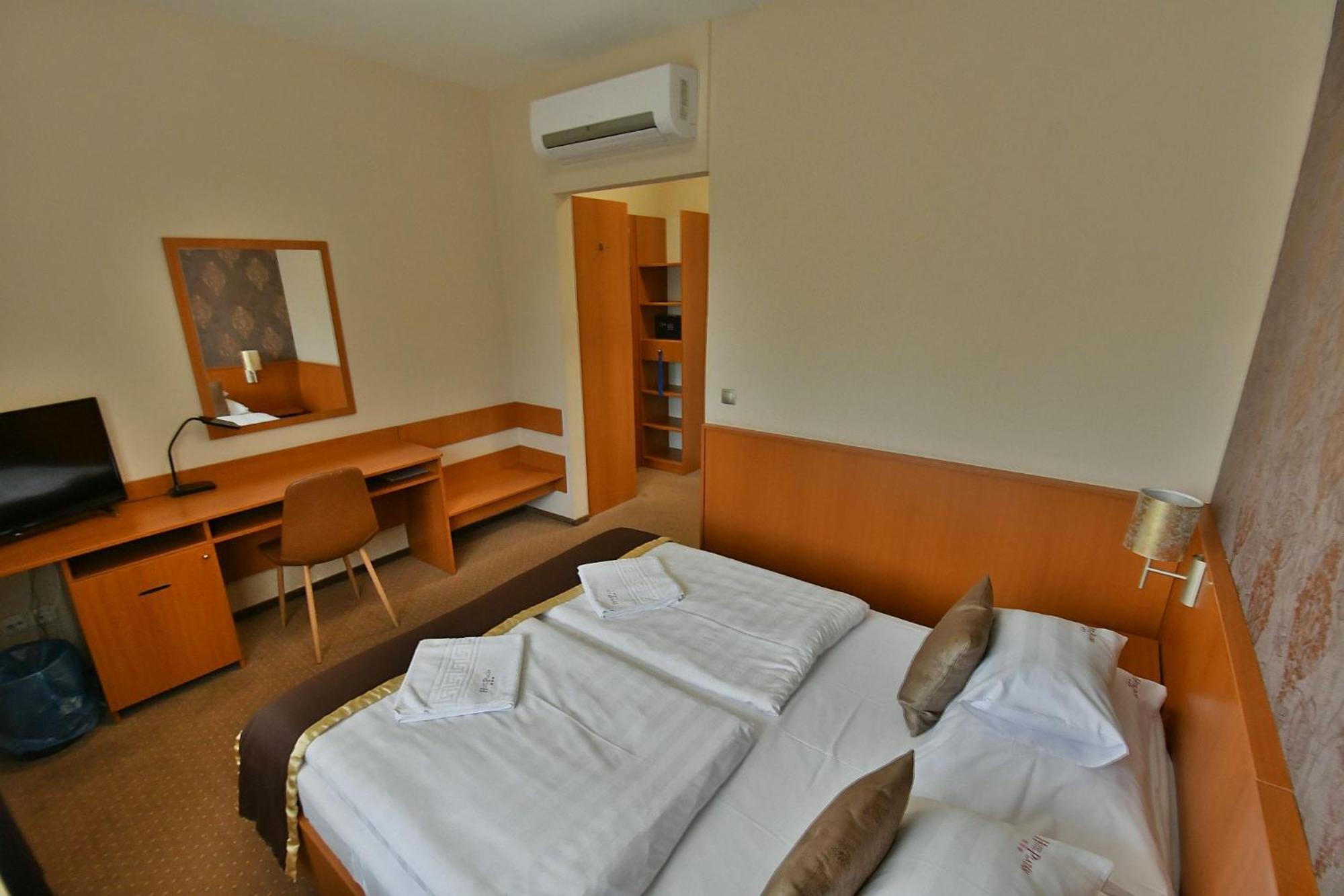 Hotel Platan Секешфехервар Экстерьер фото