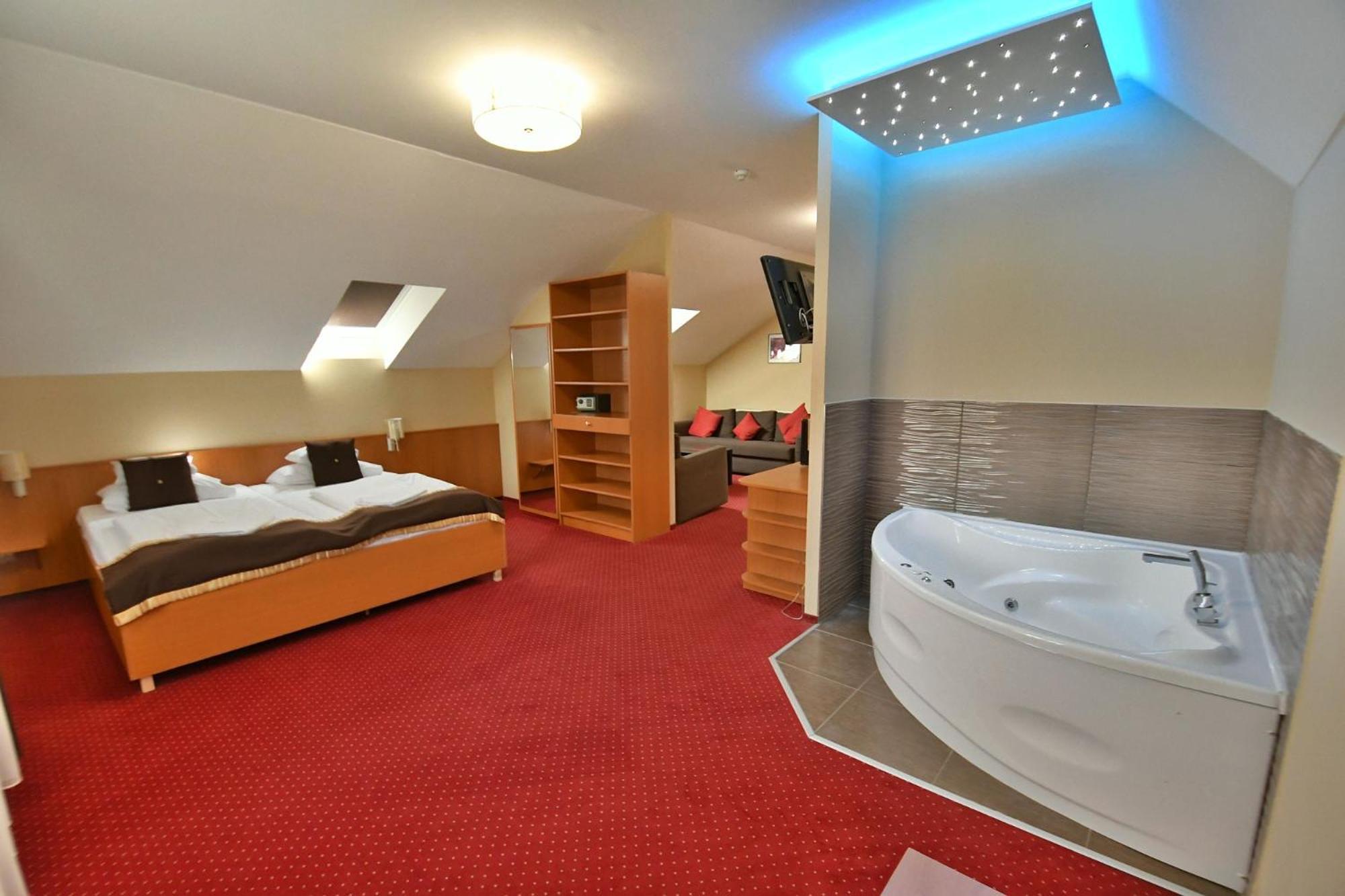 Hotel Platan Секешфехервар Экстерьер фото