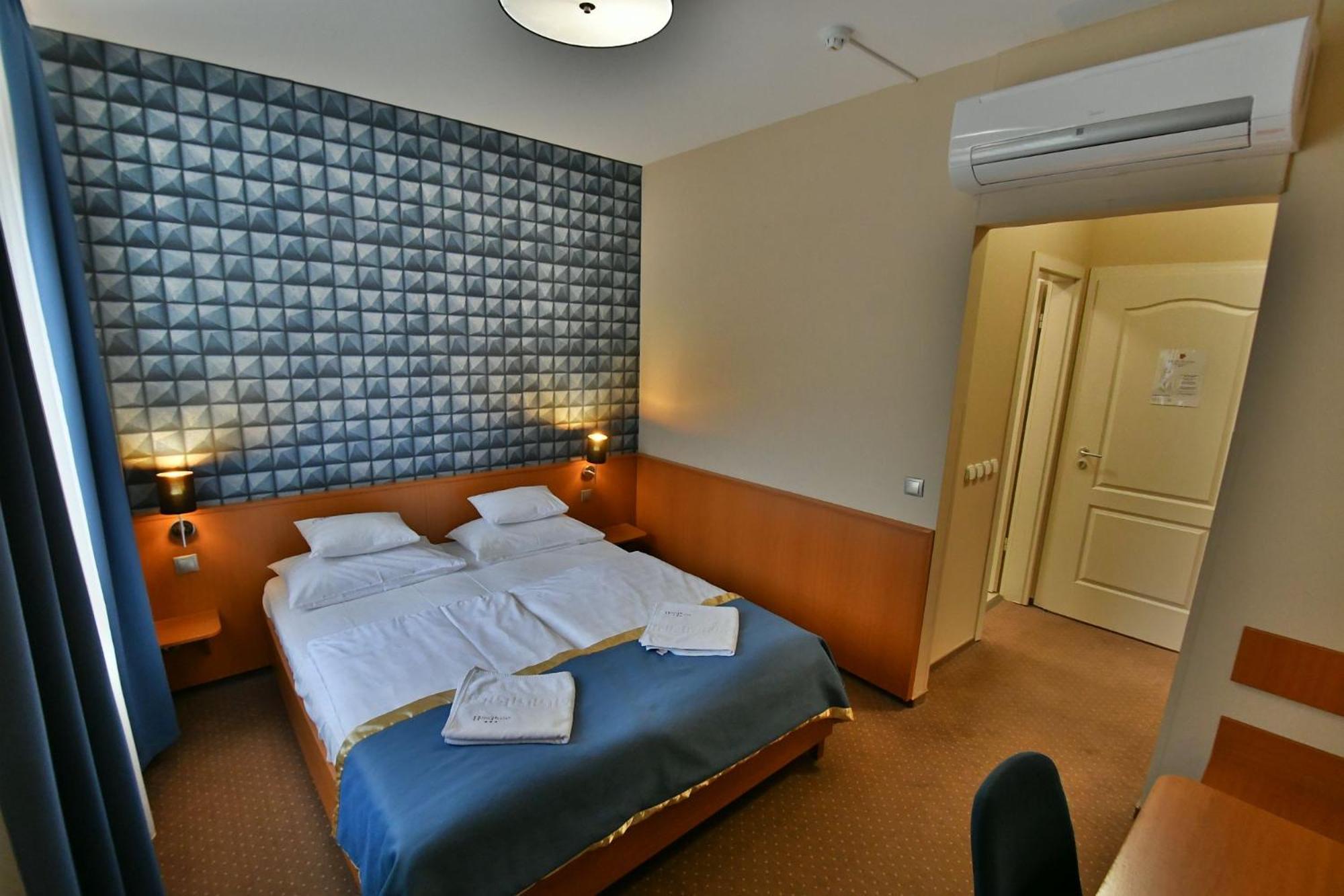 Hotel Platan Секешфехервар Экстерьер фото