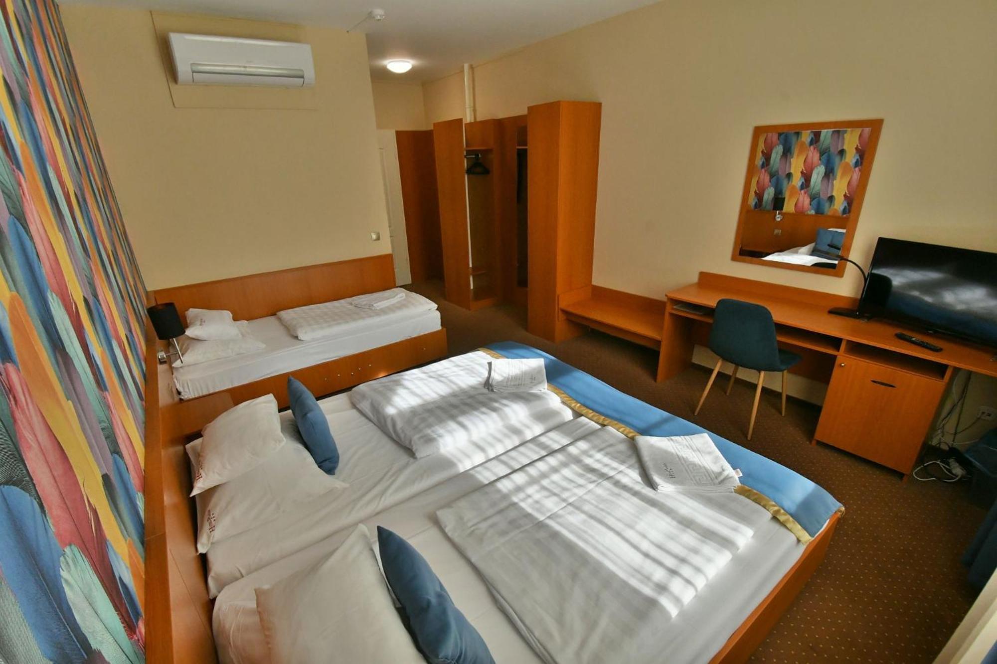 Hotel Platan Секешфехервар Экстерьер фото