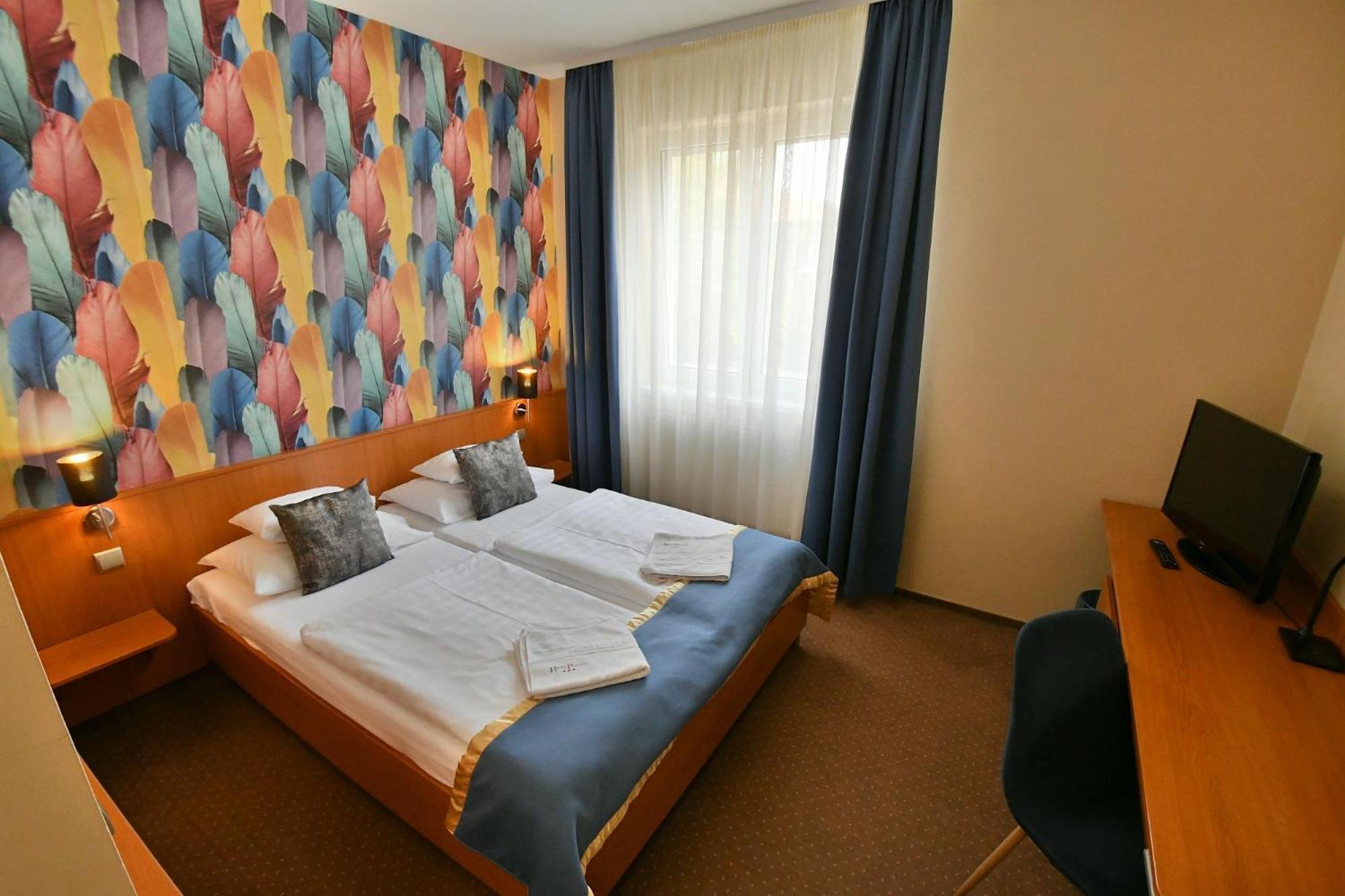 Hotel Platan Секешфехервар Экстерьер фото