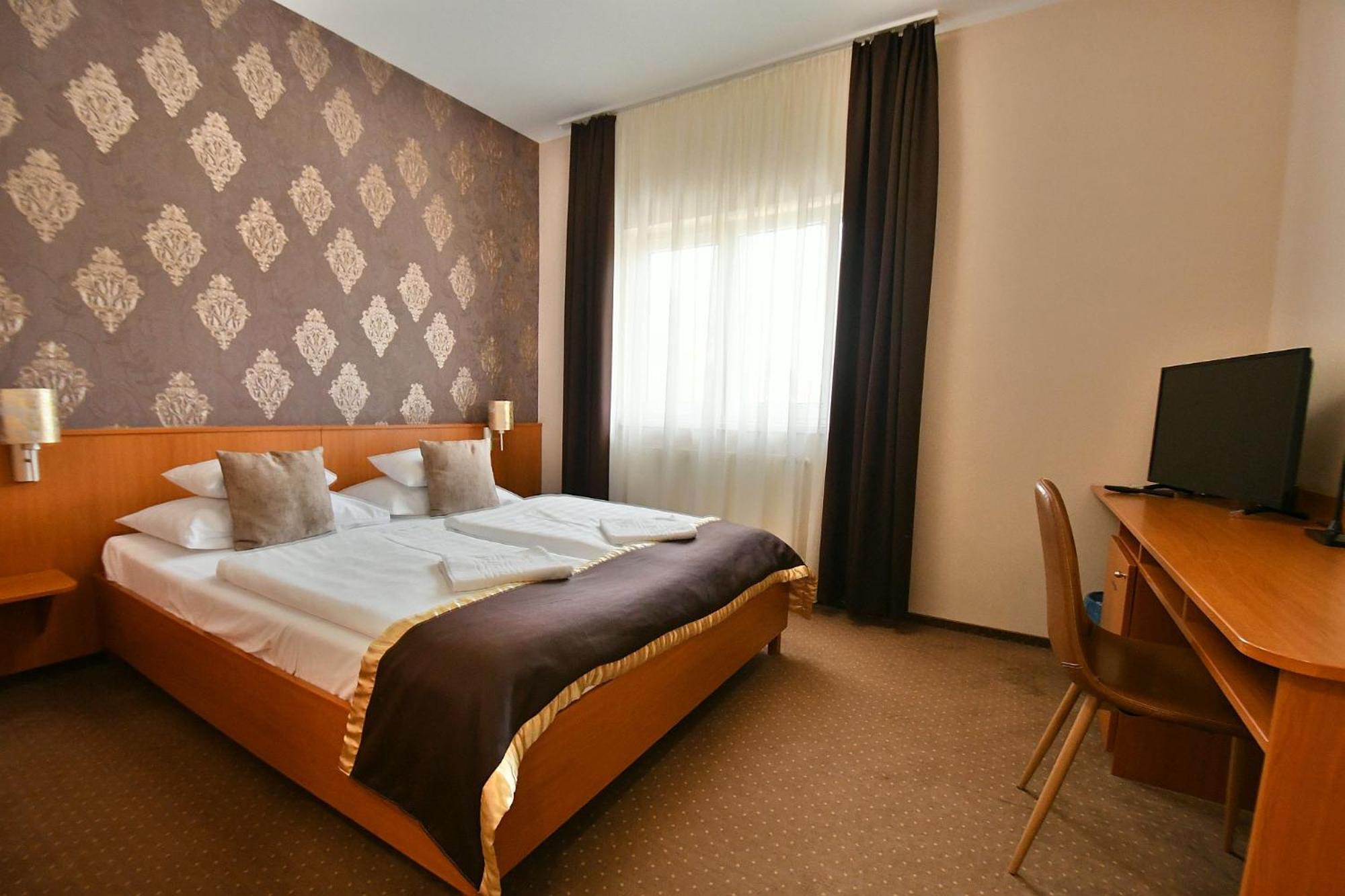 Hotel Platan Секешфехервар Экстерьер фото