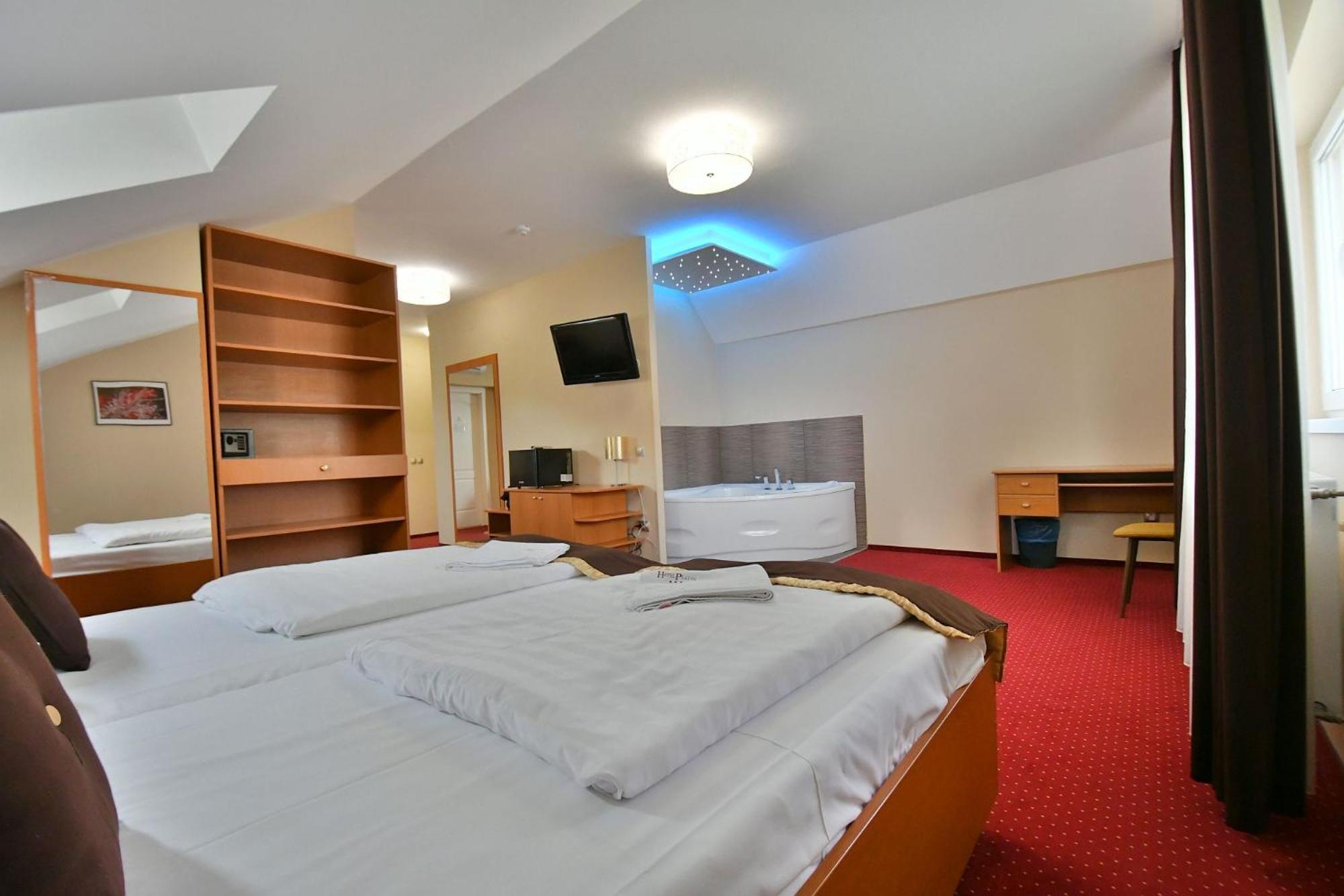 Hotel Platan Секешфехервар Экстерьер фото