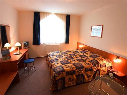 Hotel Platan Секешфехервар Экстерьер фото