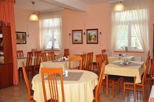 Hotel Platan Секешфехервар Экстерьер фото