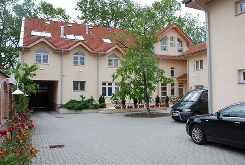 Hotel Platan Секешфехервар Экстерьер фото