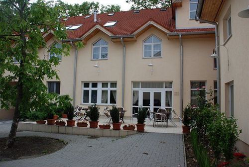 Hotel Platan Секешфехервар Экстерьер фото